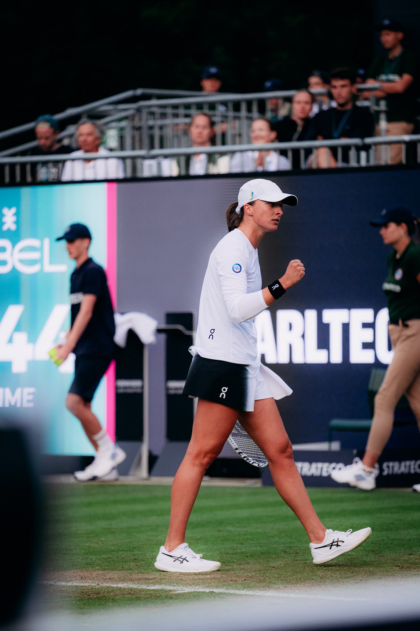 Iga Swiatek dá a volta e estreia-se com uma vitória em relva