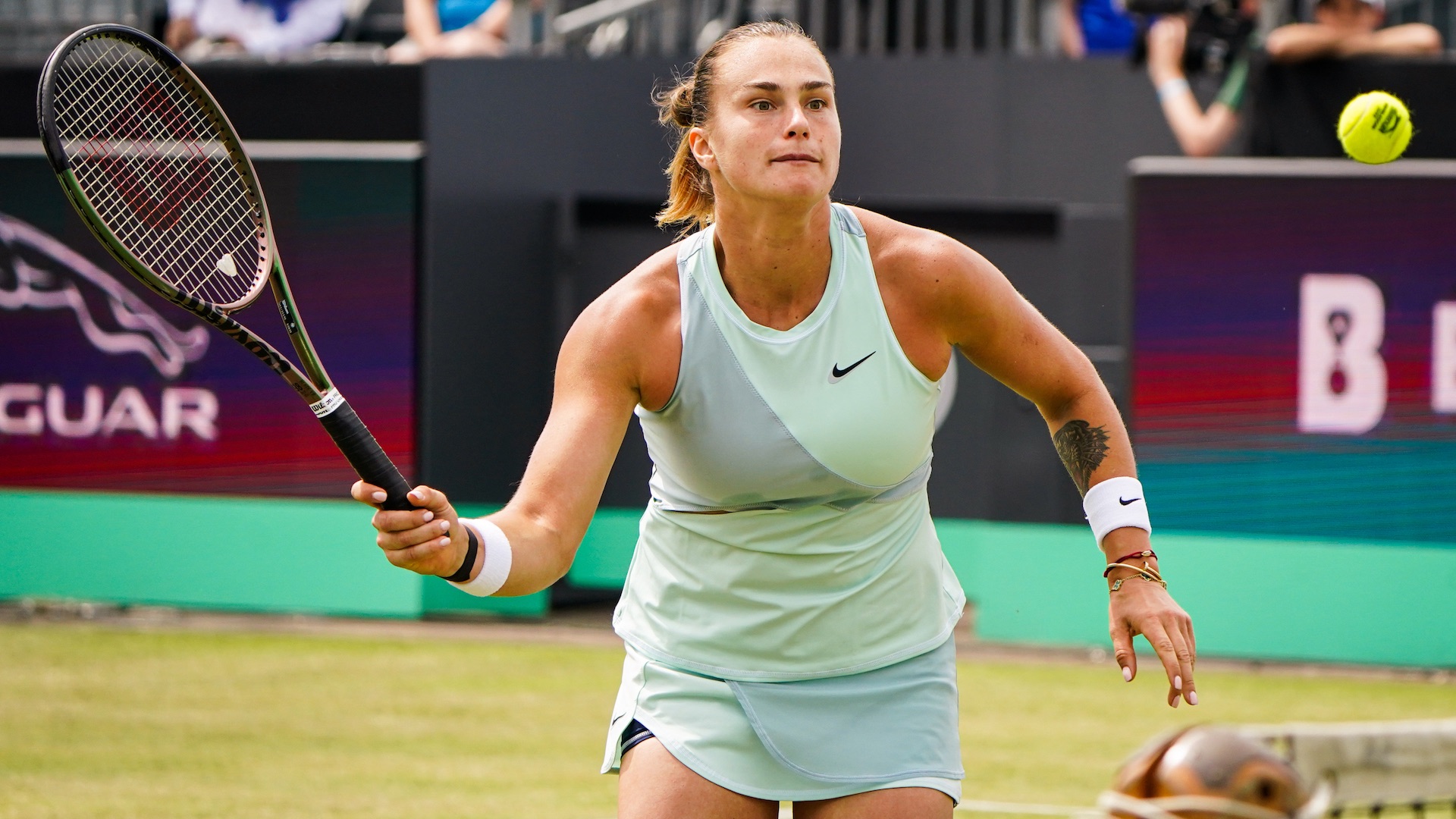 Aryna Sabalenka cede apenas cinco jogos na sua estreia em relva