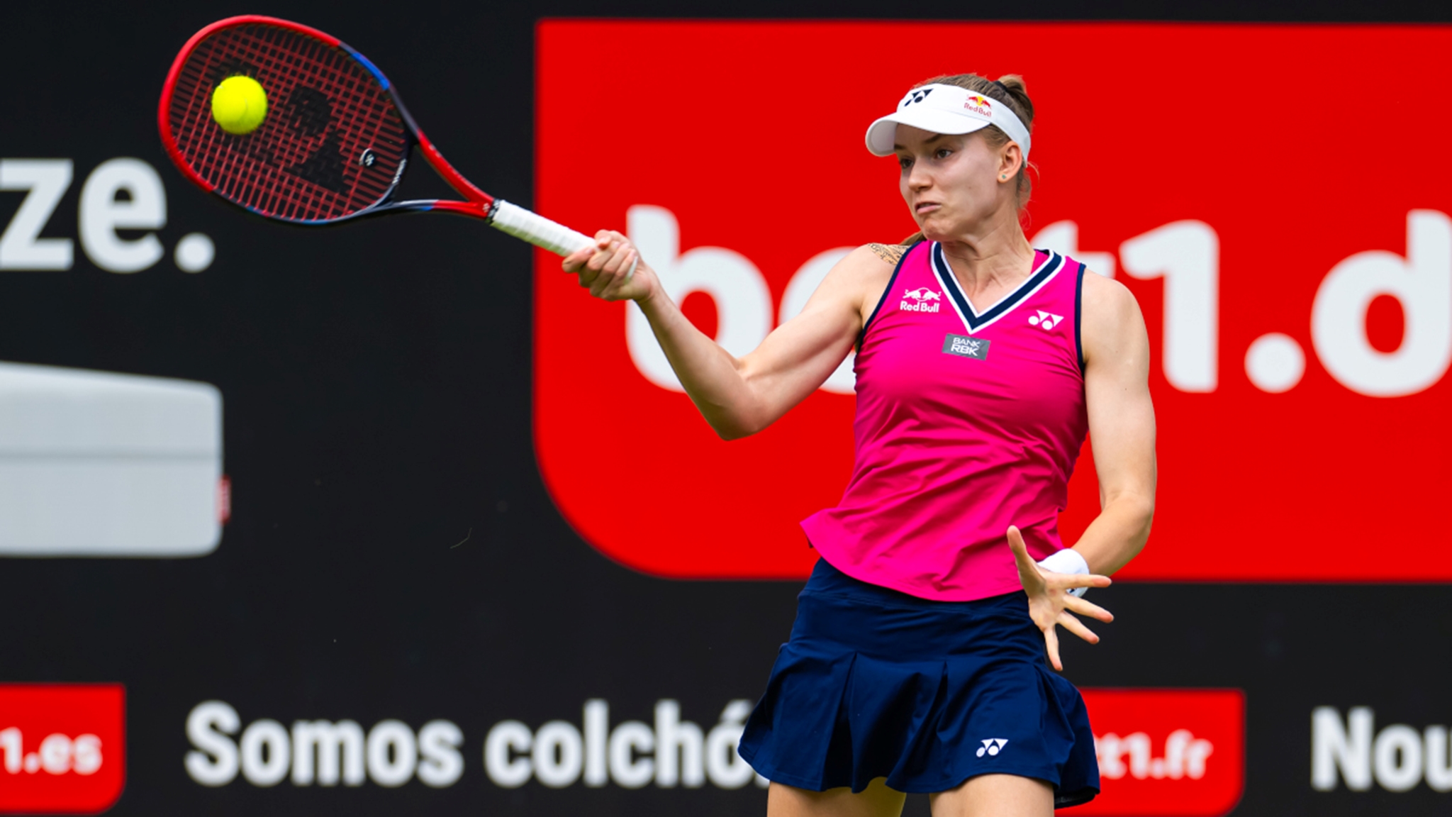 Campeã de Wimbledon em 2022, Rybakina derrota a irmã de Kudermetova na sua estreia em relva