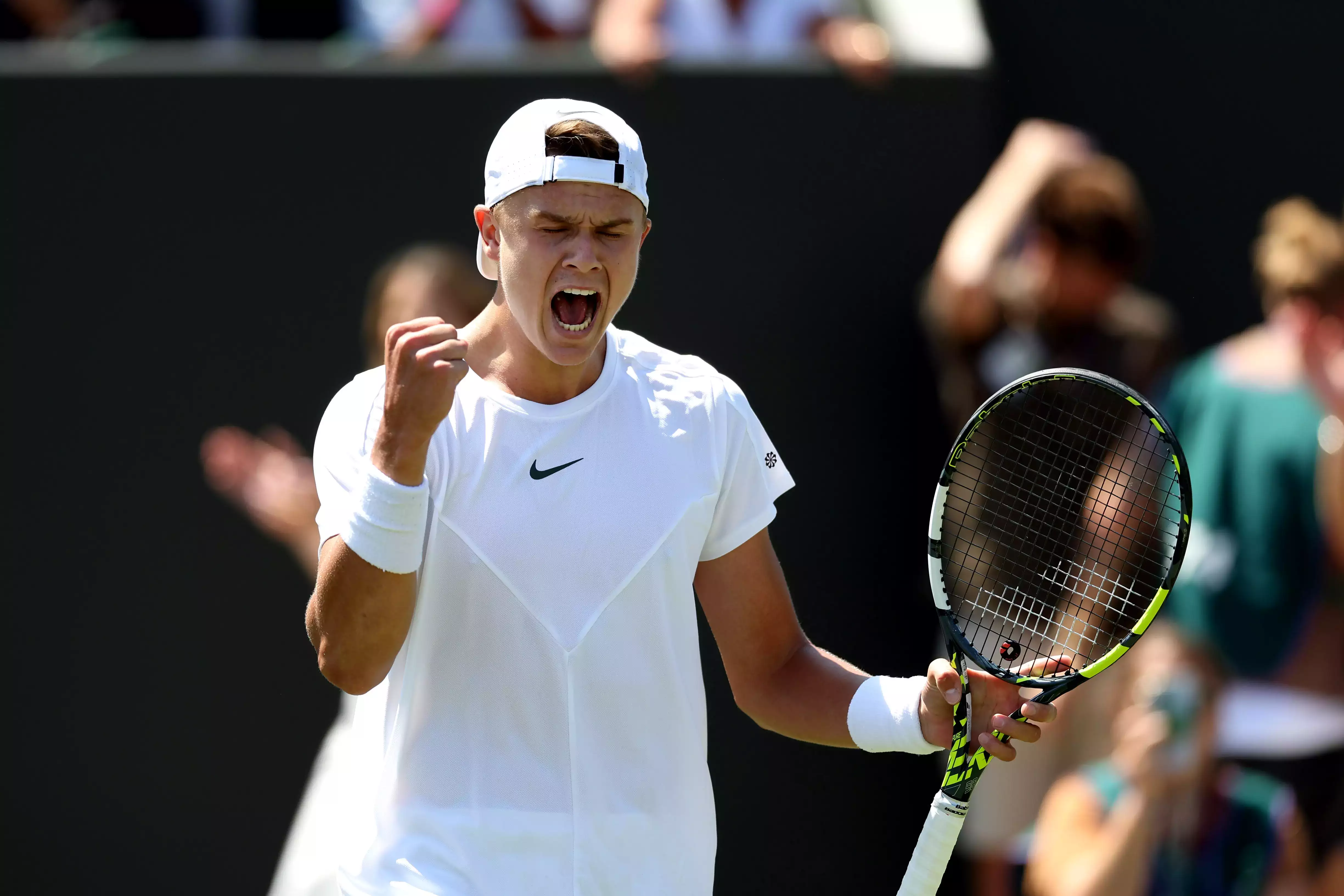 Holger Rune salva dois match points e avança para a 2ª semana em Wimbledon