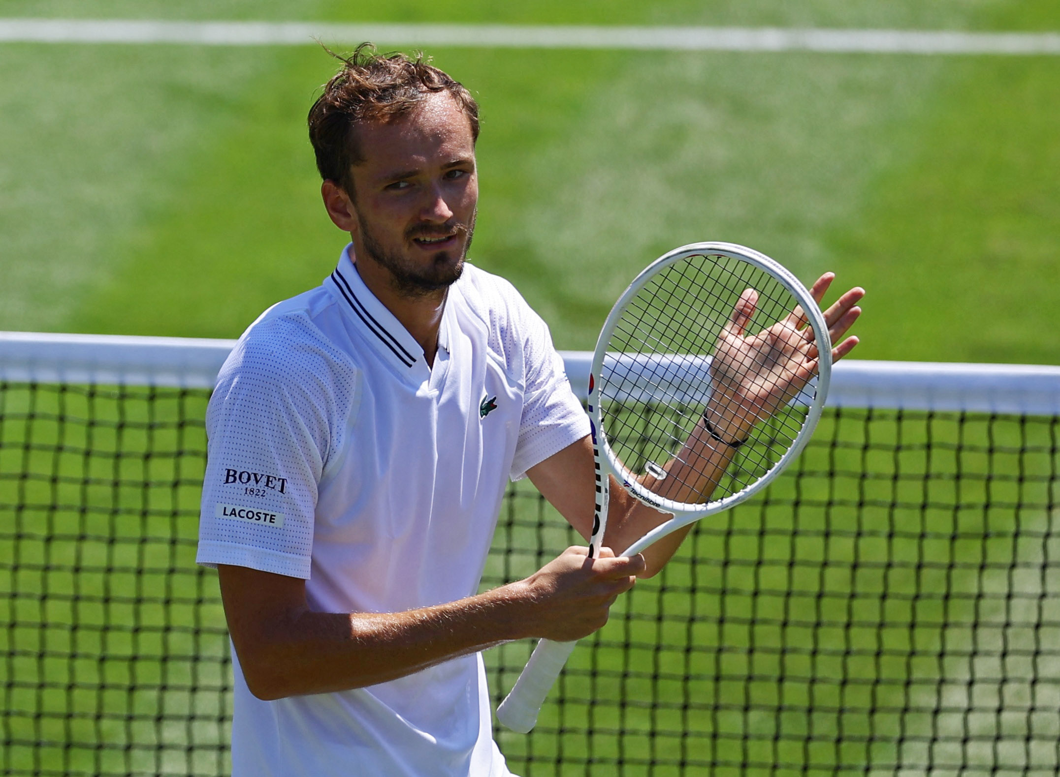 Medvedev segue para a segunda semana em Wimbledon