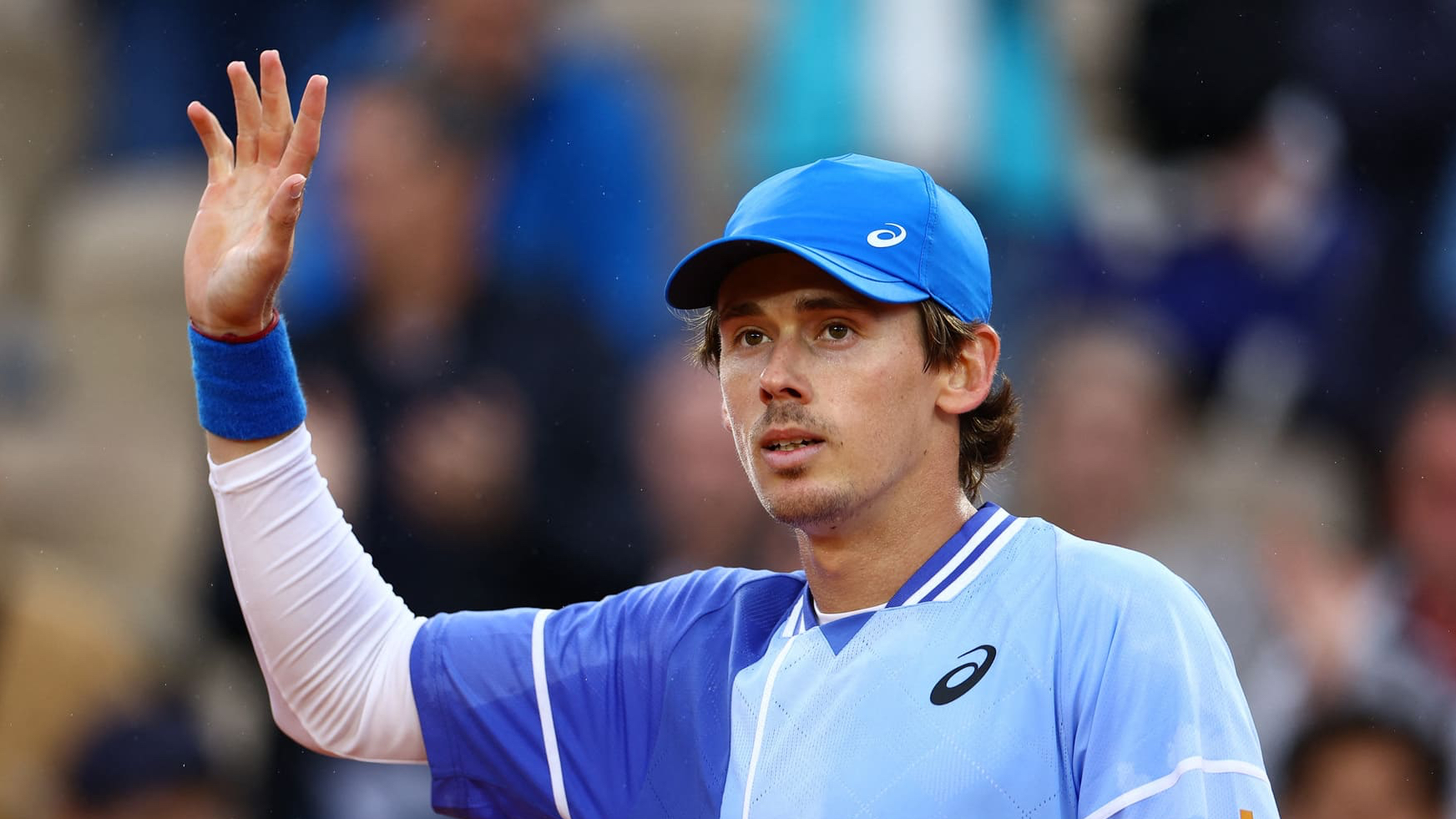 Alex De Minaur surpreende Medvedev e atinge pela primeira vez os quartos de final em Roland Garros