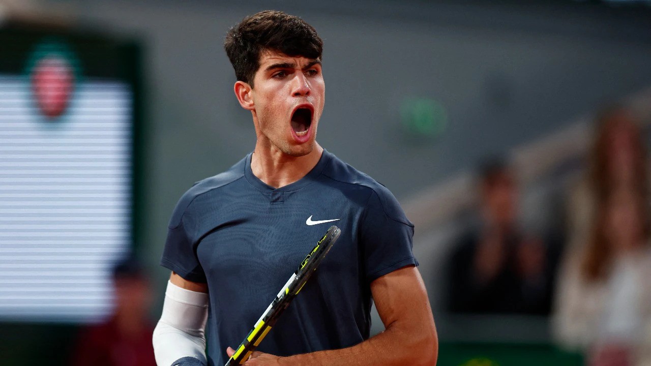 Carlos Alcaraz vence mais um “episódio” da maior rivalidade da atualidade e apura-se para a sua primeira final em Roland Garros