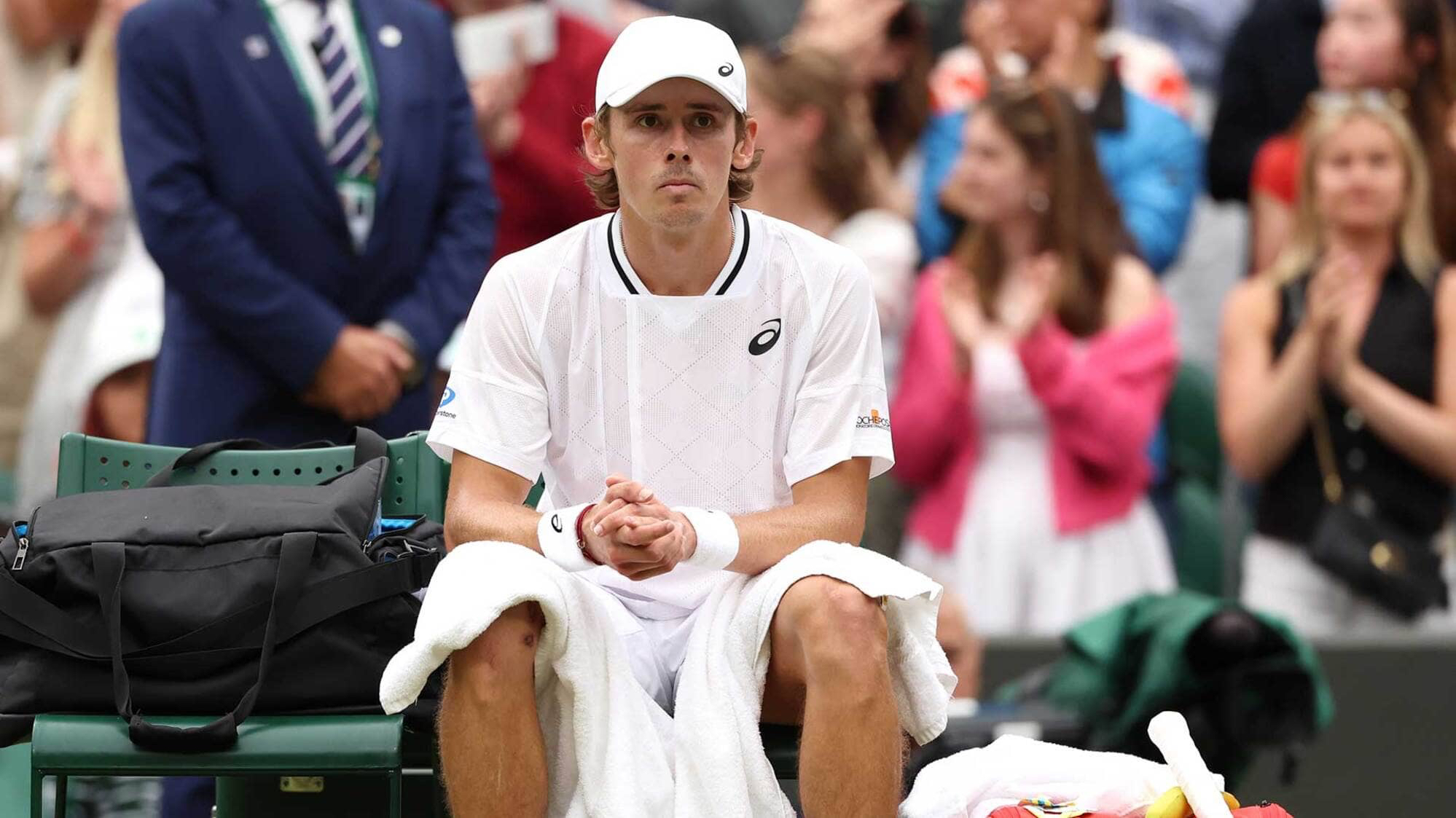 Oficial: Alex De Minaur desiste de Wimbledon e Novak Djokovic avança para a meia final