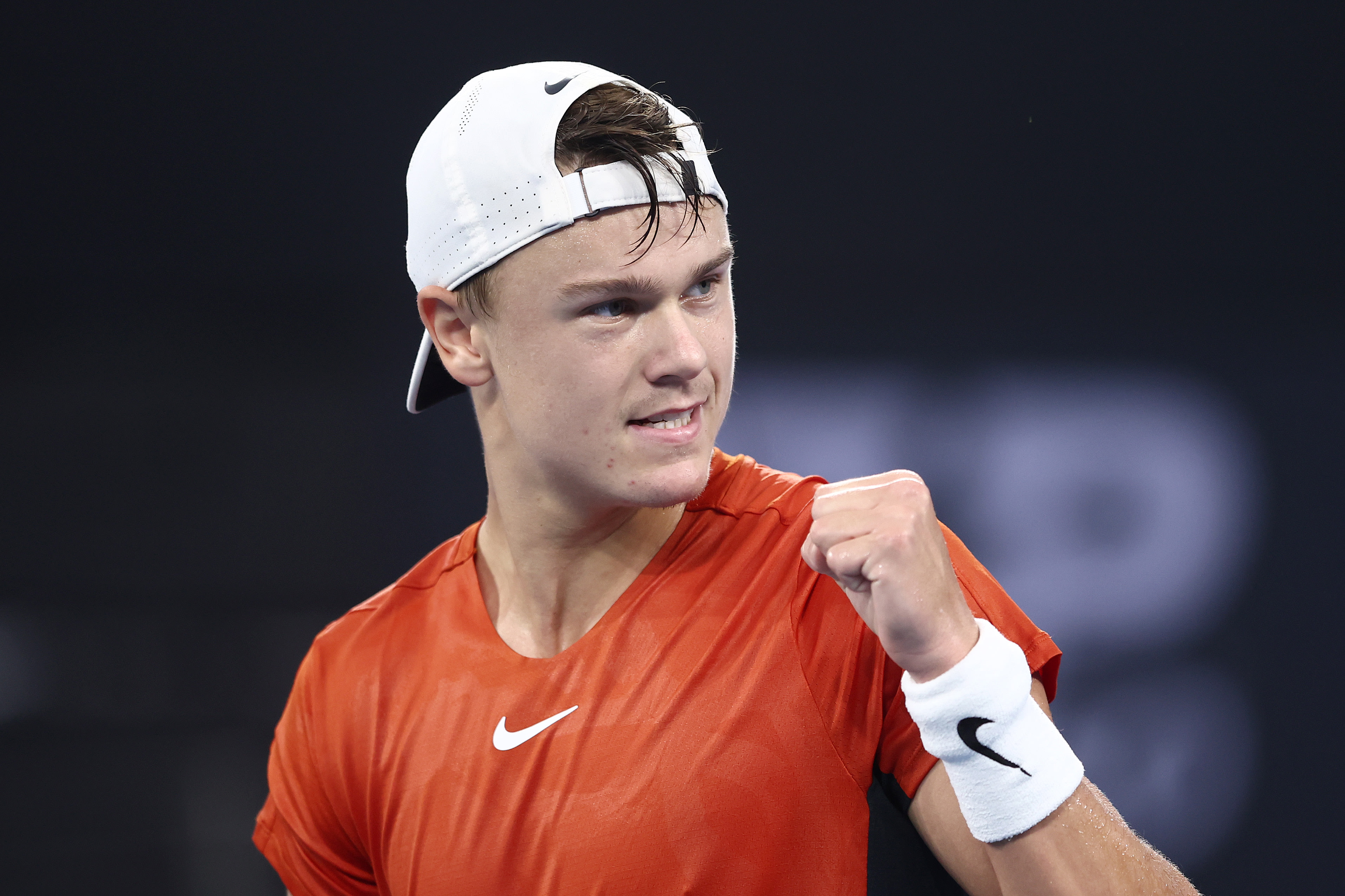 Holger Rune “puxa dos galões” e segue para os quartos de final em Brisbane