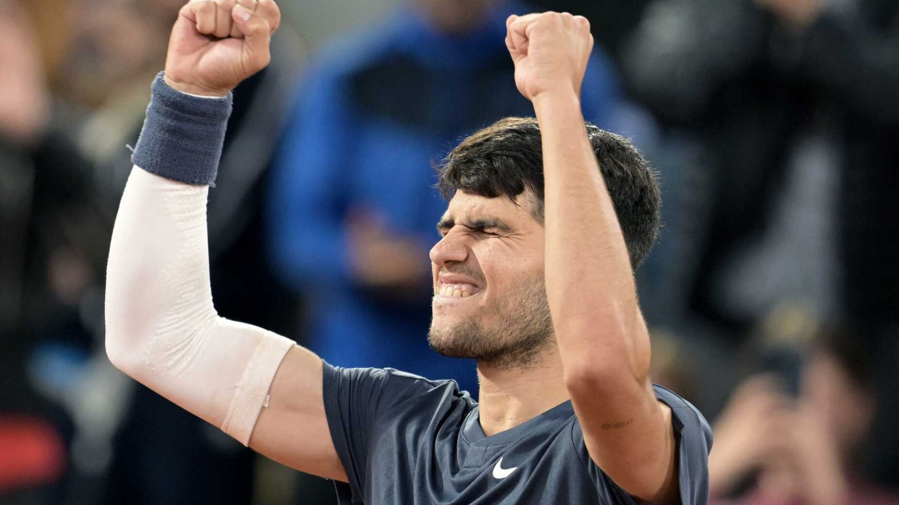 Carlos Alcaraz despacha Auger-Aliassime e segue para os quartos de final em Roland Garros pela terceira vez consecutiva