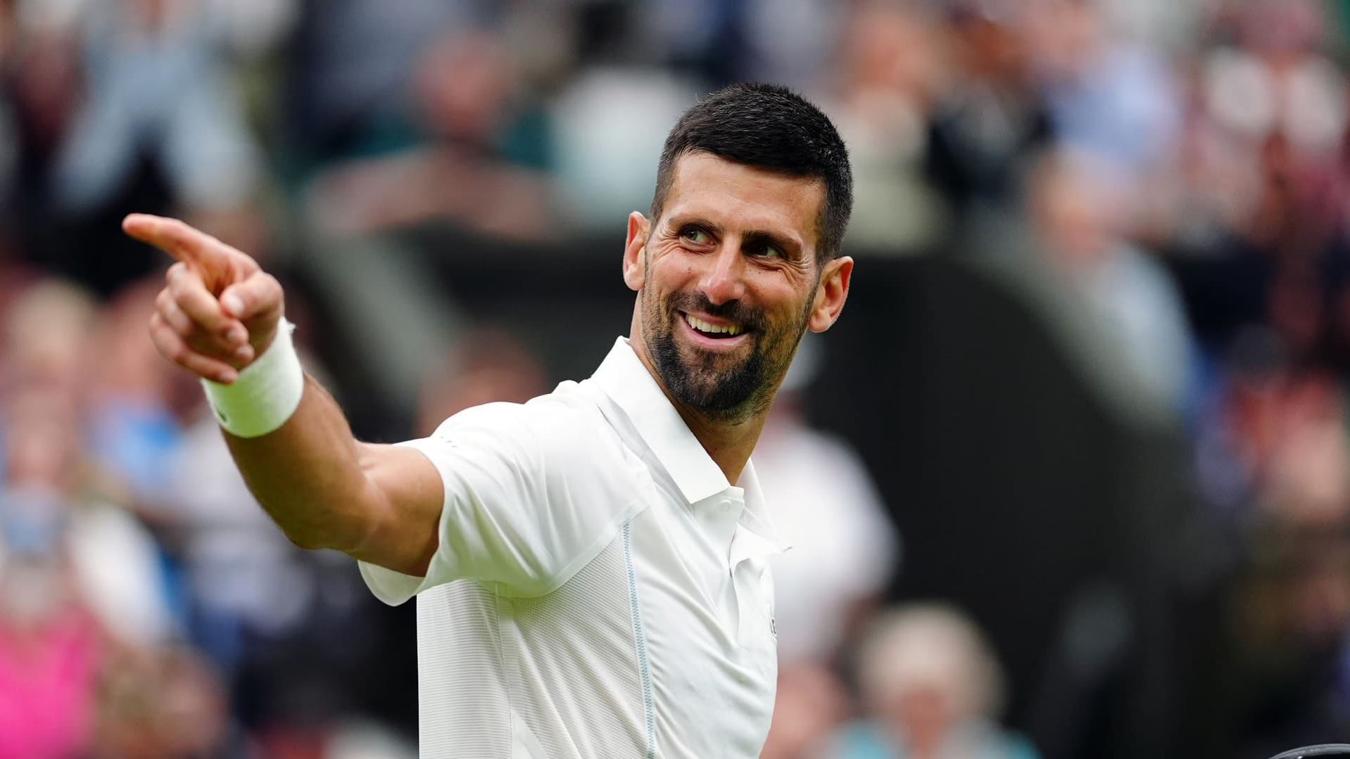 Novak Djokovic arrasa Holger Rune e aproxima-se do recorde de Roger Federer