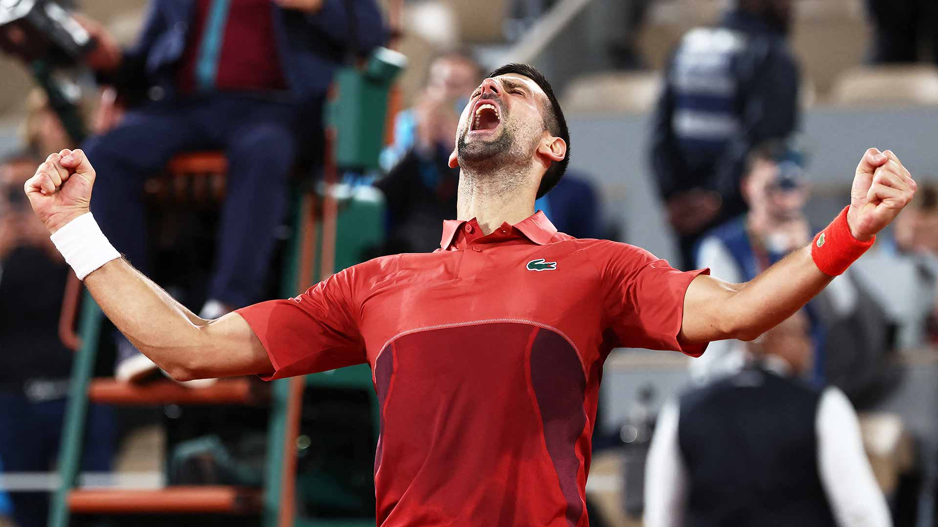 DEJA VU! Novak Djokovic sobrevive a problemas físicos, opera grande reviravolta e volta a resistir em Roland Garros