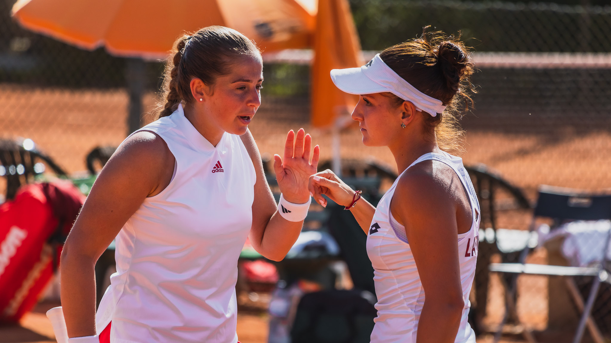 Jelena Ostapenko veste a capa de heroína e coloca a Letónia mais perto dos Playoffs