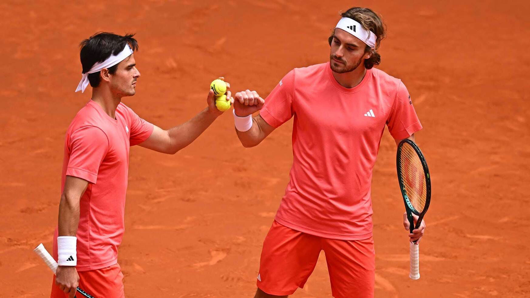 Depois do sucesso em singulares, Stefanos Tsitsipas e o irmão eliminam campeões em título