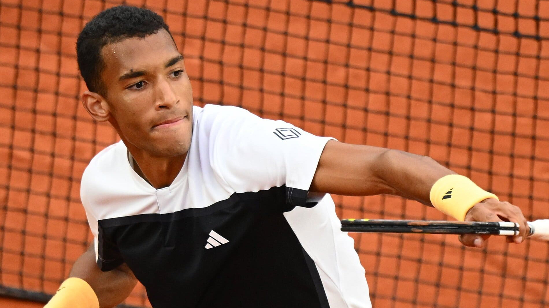Félix Auger-Aliassime arrasa Ben Shelton e agenda duelo com Carlos Alcaraz nos oitavos de final