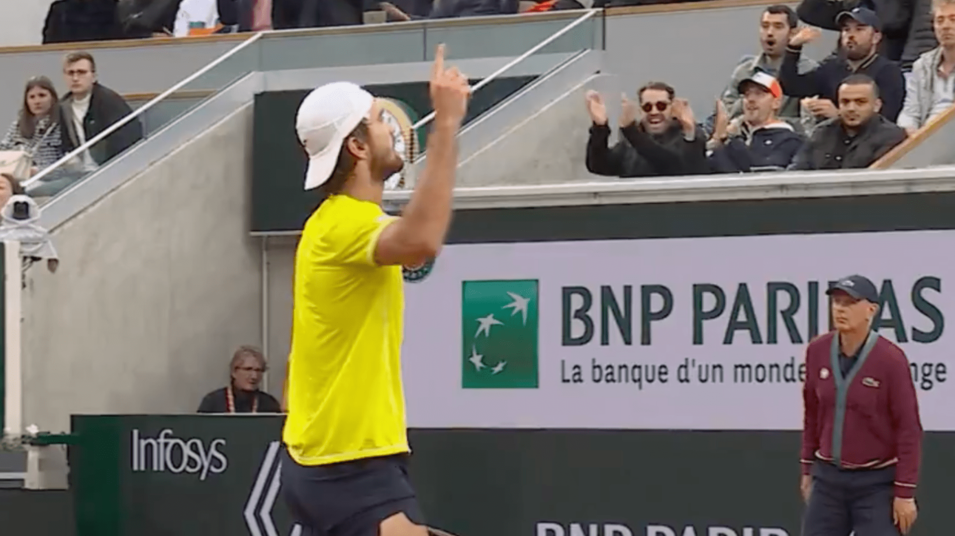 Vídeo: Melhor ponto do torneio? Tomas Machac é destro, mas fez winner com a mão esquerda e levou o público ao delírio total