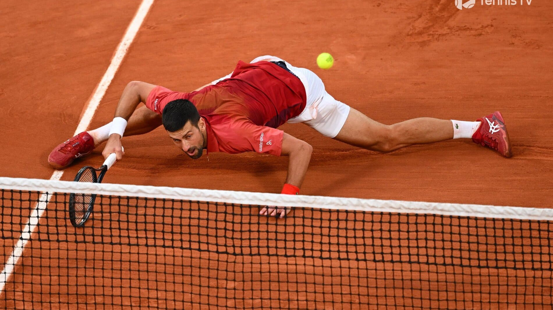 Vídeo: 37 anos? Djokovic assina um dos pontos do torneio depois de 4h00 de duelo