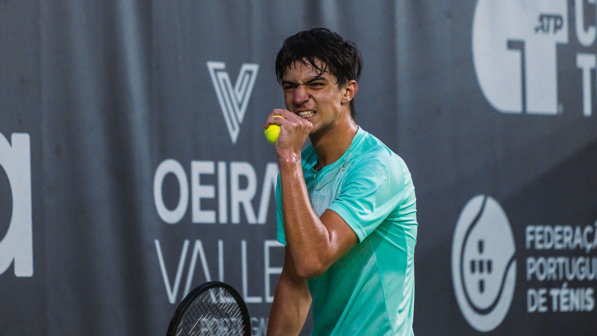 Tiago Pereira derrota ex-top 40 mundial e coloca-se a um passo do quadro principal do Indoor Oeiras Open III