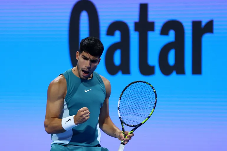 Carlos Alcaraz evita surpresa e conquista a sétima vitória consecutiva rumo aos quartos de final em Doha