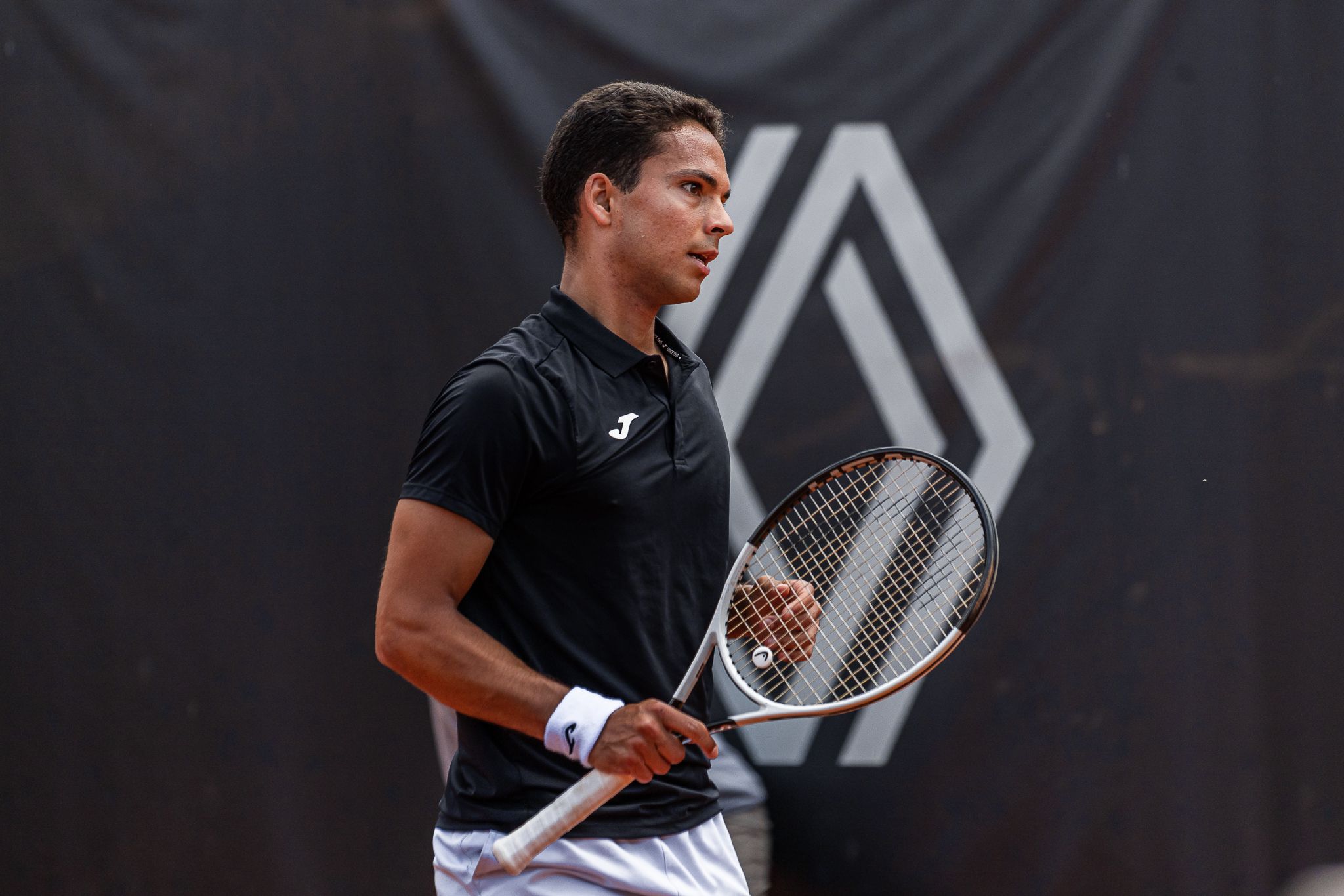 Pedro Araújo confirma favoritismo rumo aos oitavos de final em Monastir